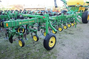 Просапний культиватор John Deere 825 (484) - 8 рядів 484 фото