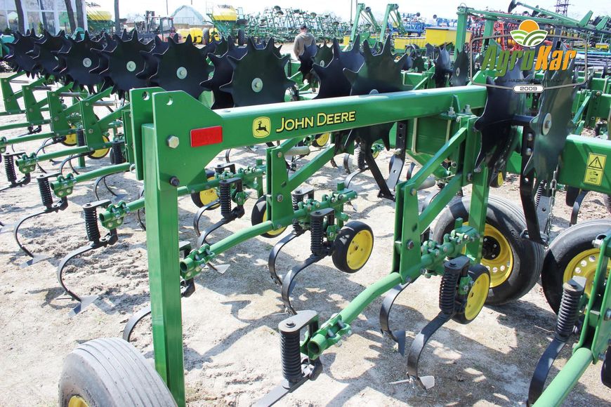 Просапний культиватор John Deere 825 (580) - 8 рядів