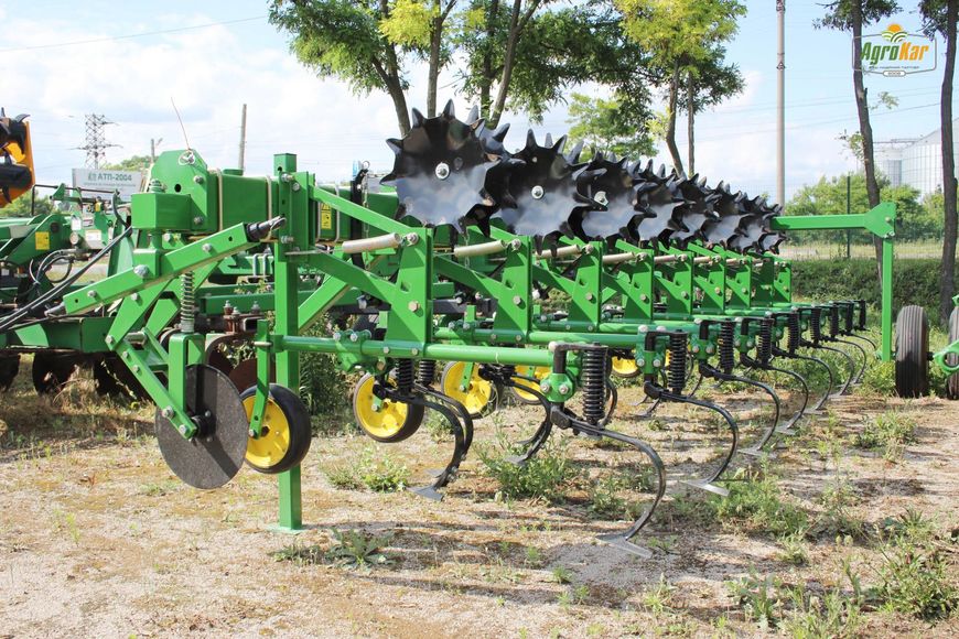 Просапний культиватор John Deere 825 (593) - 8 рядів