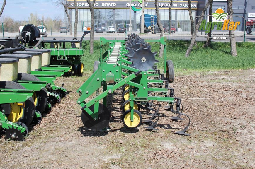 Просапний культиватор John Deere 825 (564) - 8 рядів