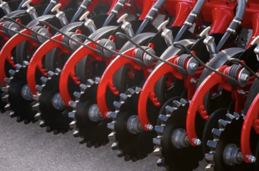 Помимо импорта АгроКар также занимается производством запчастей для сельскохозяйственной техники. Наши инженеры и специалисты работают над тем, чтобы обеспечить высокое качество и надежность каждого компонента. Собственное производство позволяет быстро реагировать на потребности рынка и предлагать запчасти по конкурентоспособным ценам.